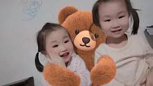 小熊抱着双妹，双妹唱歌给它听！