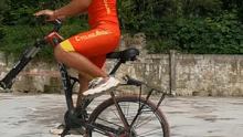 自行车有你想不到的骑法，漂移倒车下楼梯，单车无前轮照骑不误