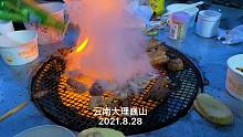 据说云南人都是这样烤肉这样喝酒的