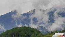 雨后的黔江机场置身山间升腾的云雾中，不时起降的飞机如同穿行于云端一般。#一起看飞机 #追飞机的人 #