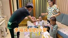枫枫幸福的一天，吃完晚饭一家四口上柳州小家住，哟咕辉辉好开心