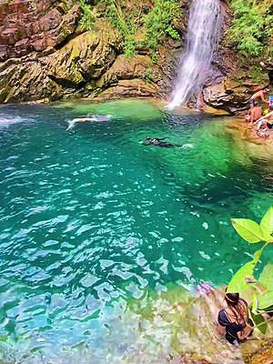 广东清远一条美到窒息的天然峡谷瀑布，英德龙潭山双龙潭，水质清澈碧蓝，一定让你爱上它#旅行大玩家 #溯