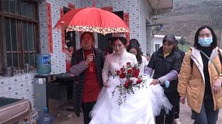 贵州一姑娘出嫁，女大不中留，爸妈养了20几年，拜别家人出门了