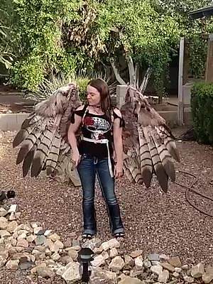 美国姑娘发明人造翅膀，能随着意识自如挥动，网友：这能飞起来吗？