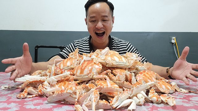 500元买了一筐50斤红花蟹请大伙吃螃蟹宴，这样吃螃蟹太豪横了