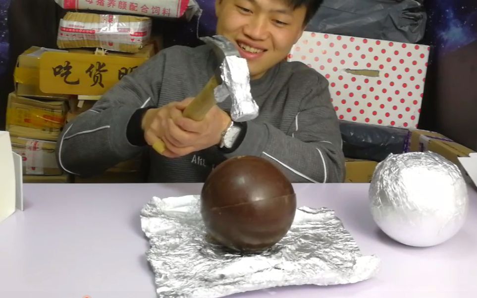 试吃21cake巧克力球，这么大个的巧克力球，一锤子下去开心极了