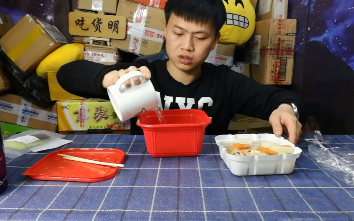 试吃我国红烧鸡军用罐头，大块大块鸡腿肉真是良心