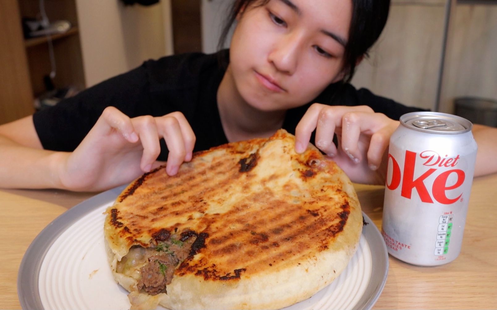 英国疫情再次爆发 只能在家里做个馅儿饼吃