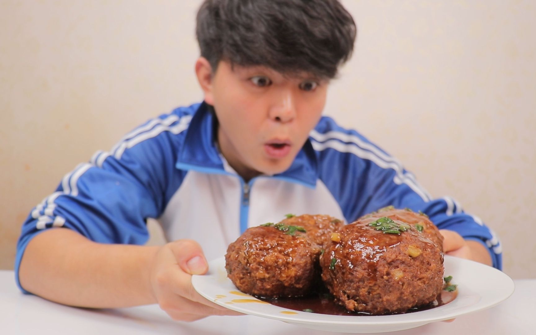 小伙看影视剧自制“红烧狮子头”，超大的肉丸看着就很有食欲
