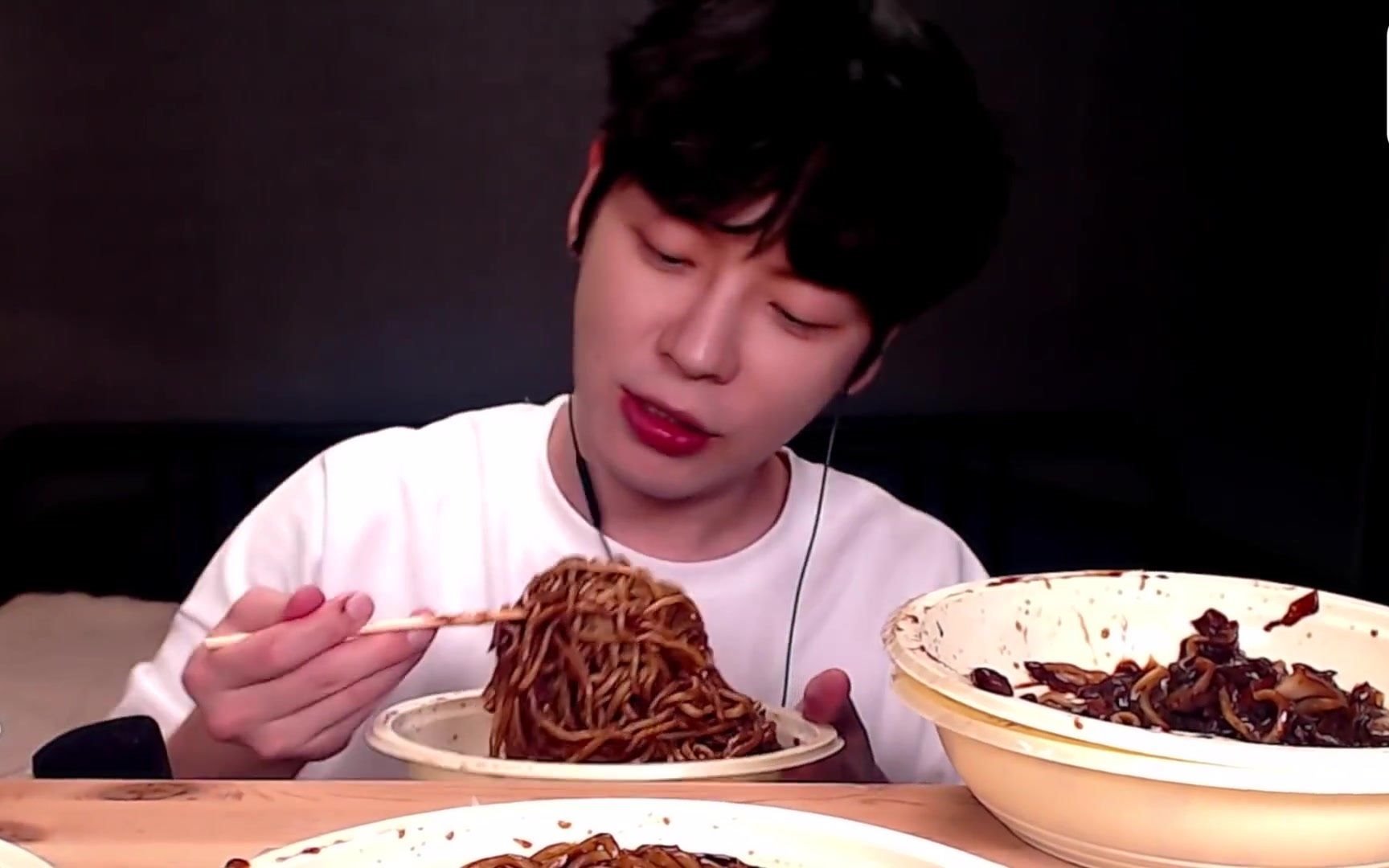 SIO吃播 黑豆面条挑战 人生第一次吃黑豆面 腌萝卜