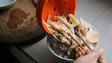 1碗米饭配5个菜，米饭哥1个人加餐，看饿了