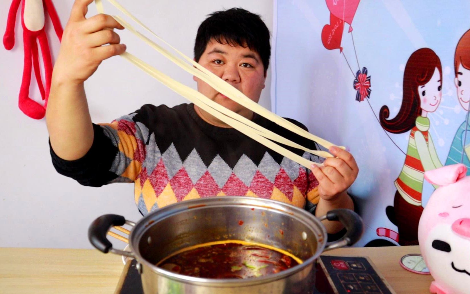 小伙独自一人偷吃特辣牛油火锅，再搞一片河南烩面，孤独并快乐着