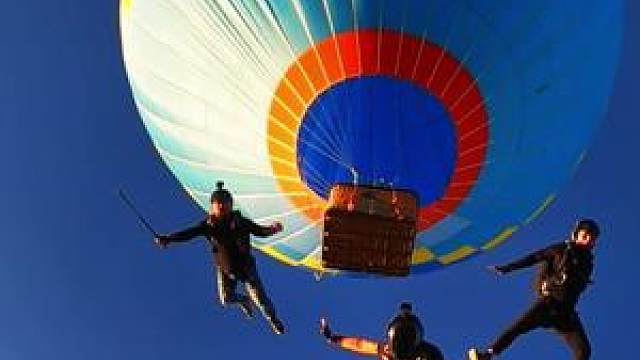 " 你不妨大胆一些 反正也不能活着离开这个世界 " #热气球 #跳伞