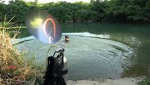 小明河道里潜水抓鱼，发现鱼群游窜疯狂追赶，抓得太过瘾了