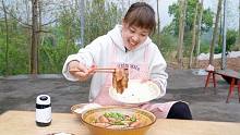 秋妹今天吃烧白，妈妈腌的梅菜，弟弟买的三线肉，换上大碗吃爽了