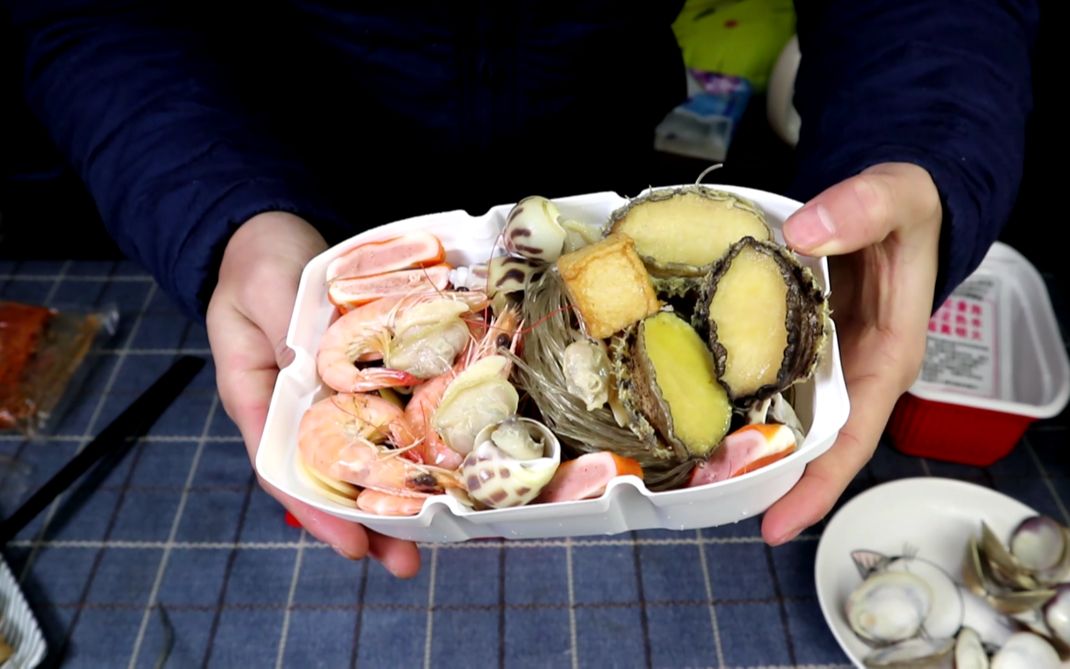 自制一份麻辣海鲜自热火锅，有鲍鱼、蛤蜊等海鲜，成本有点高，比买的新鲜多了