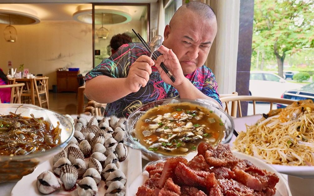 8元一碗炸酱面，有10个大肉块？3人花了150！北京最传统的老饭馆，一进门就穿越到80年代！