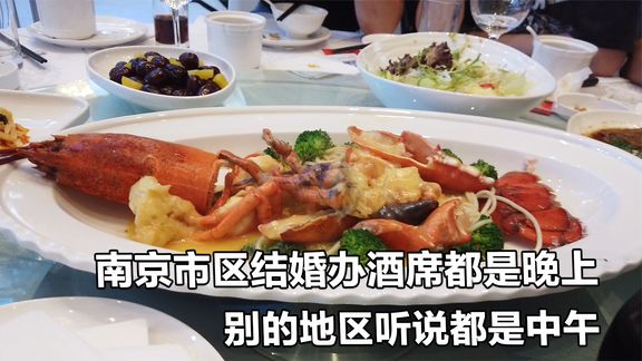 实拍大年三十细雨中的南京城，街上人不多，感觉缺了什么没啥年味