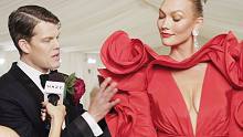 【2021MetGala】Karlie Kloss最新红色长裙服装造型！