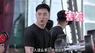 假裝用藍(lán)牙耳機打電話被路人誤會后的社死現(xiàn)場