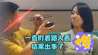被陌生美女盯著看男人們都成了表情包