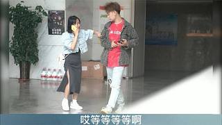 假裝公司領(lǐng)導(dǎo)女兒 對(duì)路人說(shuō)給他漲工資#搞笑#