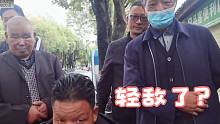 孙浩宇大师轻敌了，以为街头棋摊没有对手，怎料被老棋圣暴虐