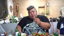 猴哥买了二十斤田螺，爆炒后朋友们吃美了，啤酒佳肴管够！开造吧