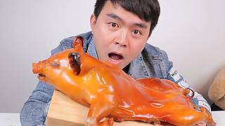 试吃广东著名特色菜“烤乳猪”，曾是满汉全席中主打菜肴之一