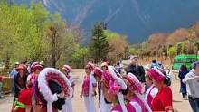 偶遇白族金花们在#玉龙雪山 脚下打跳，载歌载舞。#夏日好云南 #蓝月谷