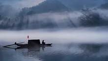山高峰顶入苍穹，轻纱薄雾遮山容。一叶扁舟江中过，世人怎知渔翁愁。