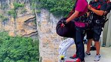 大哥表情凝重，看了一眼崖谷300多米高的深渊呢，他后退了，会跳吗？@张家界大峡谷景区