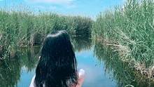 在那拉提湿地公园里坐个小船穿梭在芦苇荡里的感觉很哇塞的#那拉提湿地公园  #寻找最美旅行地  #本地