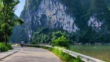 风景秀丽的漓江，约上三五个好友，一起骑行漓江，一路风景何不美哉#抖音送我上热 #随手一拍都是美景 #