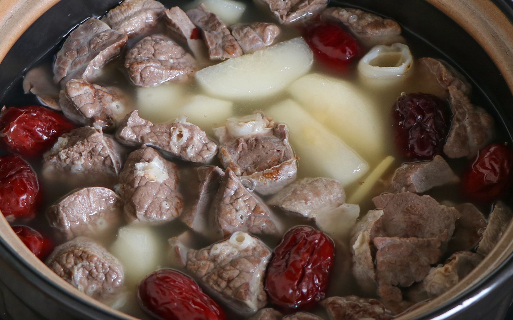 猪肺雪梨汤的家常做法,清甜开胃,味道鲜美,大人小孩都能喝