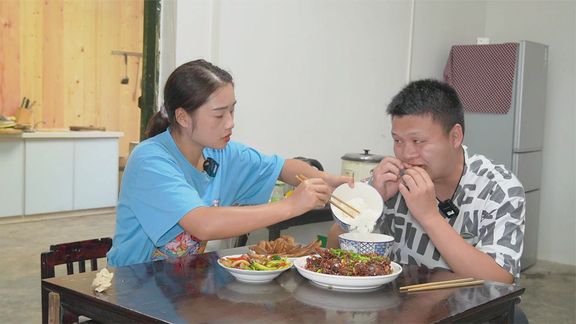 中秋节双妹在家做月饼，老公要钱还房贷，两人为这事还争论了半天
