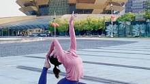 穿上老公送的瑜伽裤，在户外做瑜伽是什么感觉，围观群众都说很美，开心。#瑜伽 #一字马 #瑜伽裤 