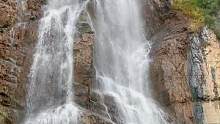 喷泉之所以漂亮是因为有了压力，瀑布之所以漂亮是因为没了退路#热门 #美在山水间 #旅游 #瀑布 #山