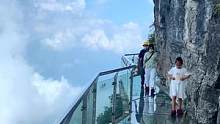 惊险刺激的玻璃栈道，您敢走吗