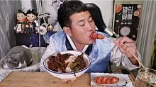 这是什么面条？看他吃的狼吞虎咽的样子，我都饿了