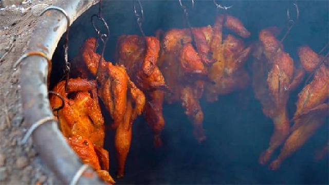 新疆馕坑烤鸡30元送一个馕,临走大叔还送烤蛋,淡嘴哥这样做大气