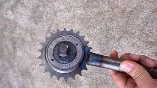 废旧的自行车飞轮不要扔可以改装一下变成套筒扳手