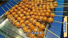 重庆姑娘夜市卖小吃，像冰糖葫芦8块一串真特色，一天卖8000元