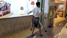 在石250：被迫无鞋、底裤！羞耻逛商场！“玩得就是西海岸！”