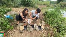 小丫邀小明河边野炊，收获的河鱼这样煮，两人吃香了