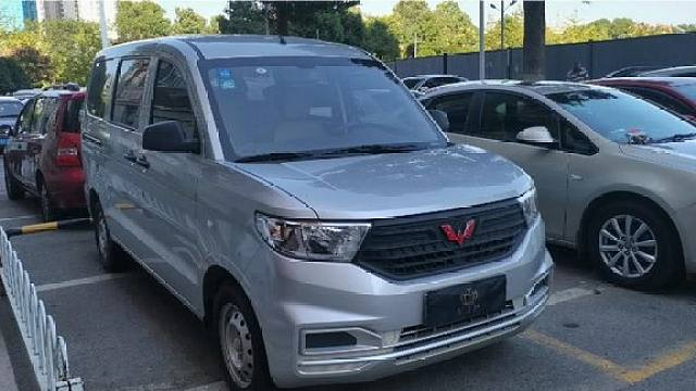 3万多块钱的五菱宏光v,家用拉货两不误的面包车,你看怎么样?