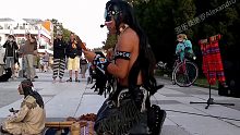 印第安人街头演奏《散步》