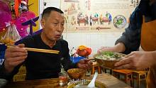 老爷子下馆子，吃本地特色牛肉，连吃2碗真舒坦