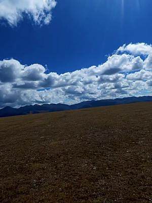 秋天的318不一样的风景。#蓝天白云定会如期而至 #川藏旅行 #保持热爱奔赴山海 #治愈系风景 #诗