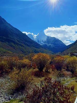 秋季的稻城亚丁不一样的感觉。#川藏旅行 #治愈系风景 #自驾游 #诗与远方 #川西美景 #行走山水间